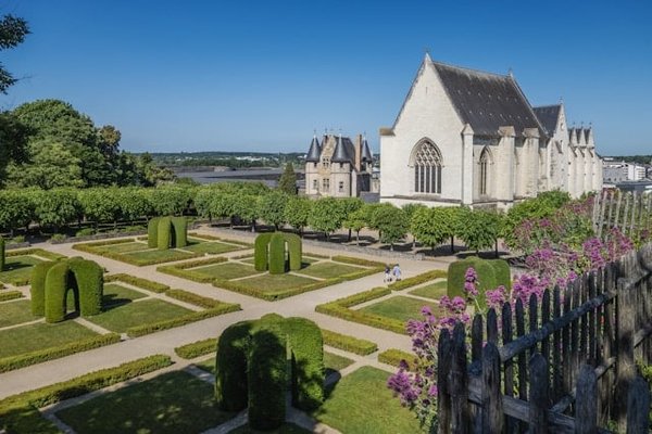 Comment préparer un itinéraire de camping pour découvrir les châteaux de la Loire?